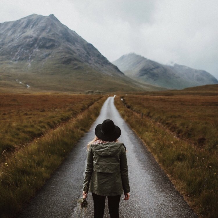 препятствия на пути. закрыть путь человеку. мужчина на вершине горы. рунный став на перекрытие дорог. закрыть путь человеку.