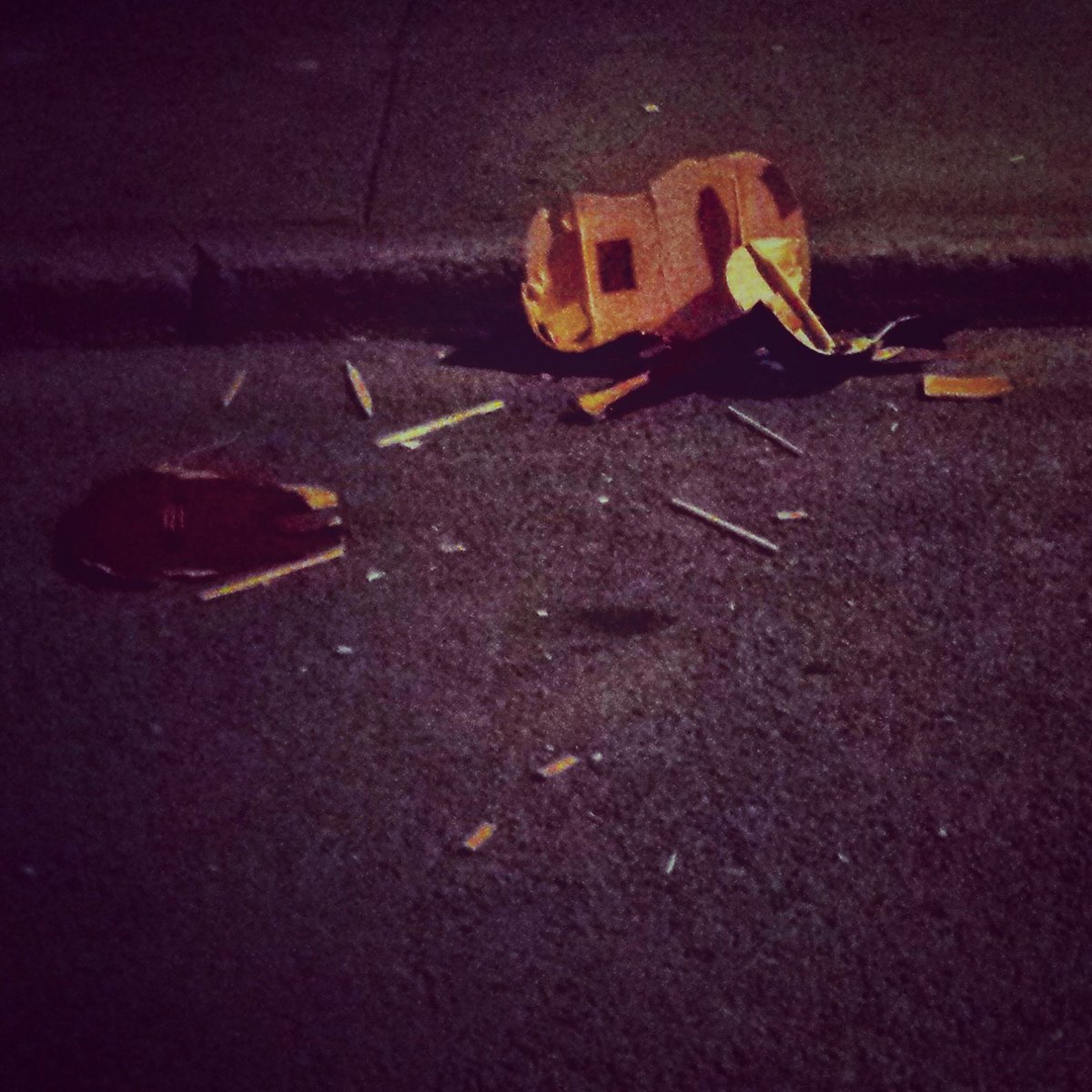 DeliciousEric's tweet photo. #smashedguitar #musicisdead #yul #nostalgia #gayvillage https://t.co/k81NlUiIhs