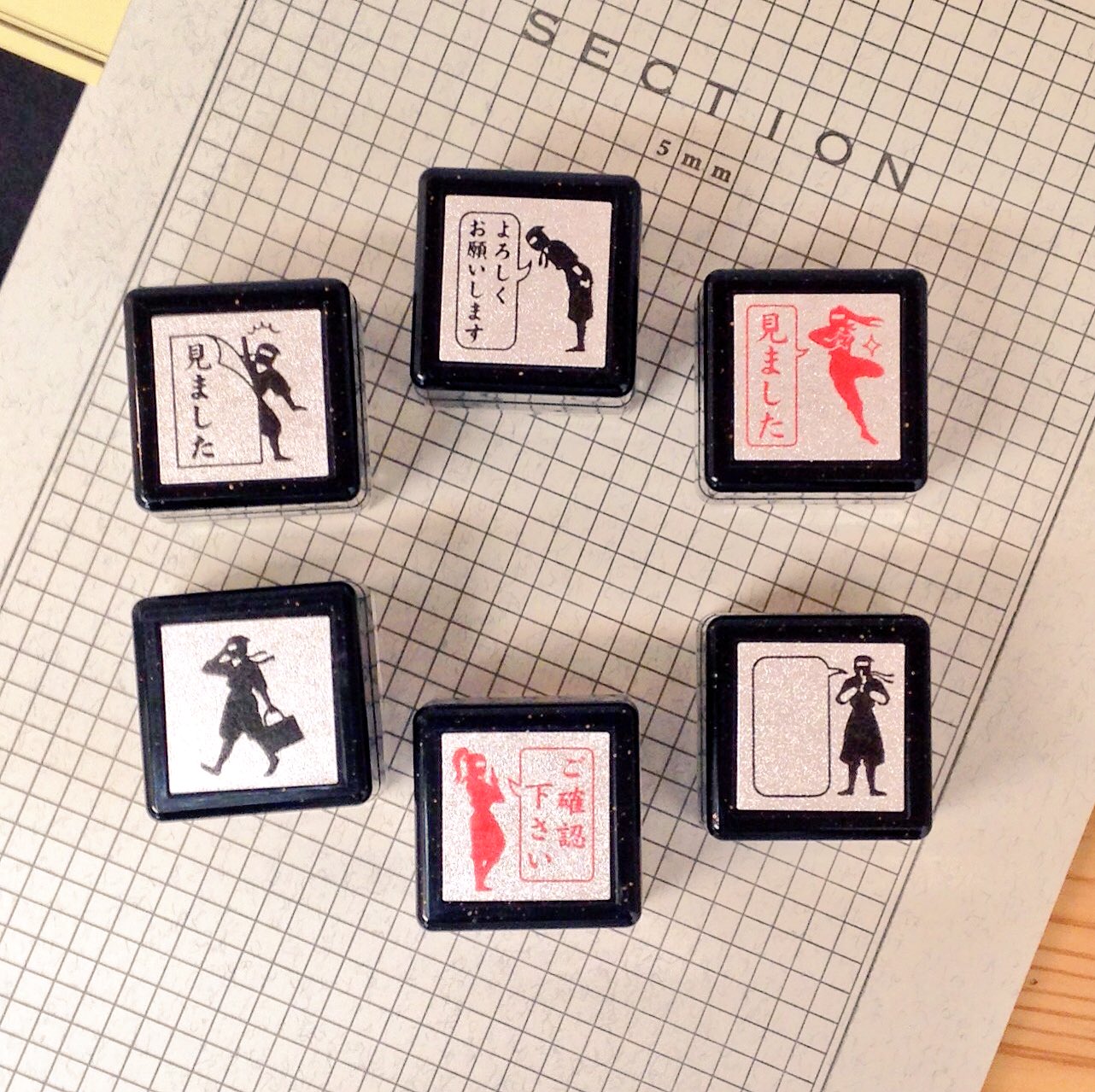 文具と雑貨の店 トナリノ はたらく忍者スタンプ入荷しました インク内蔵でそのままポンポン押せる浸透印スタンプ 格好がいかにも 忍者なのに会社員ぽいところが笑いを誘います お仕事の書類やお手紙に署名がわりに使えば 受け取った方も笑顔になれそう