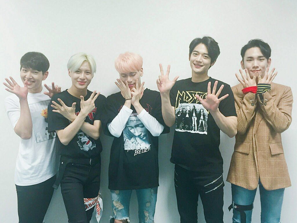 Happy 8th years, SHINee💙 thank you &amp; this love will goes on till the end #샤이니_8년동안_빛나줘서_고마워