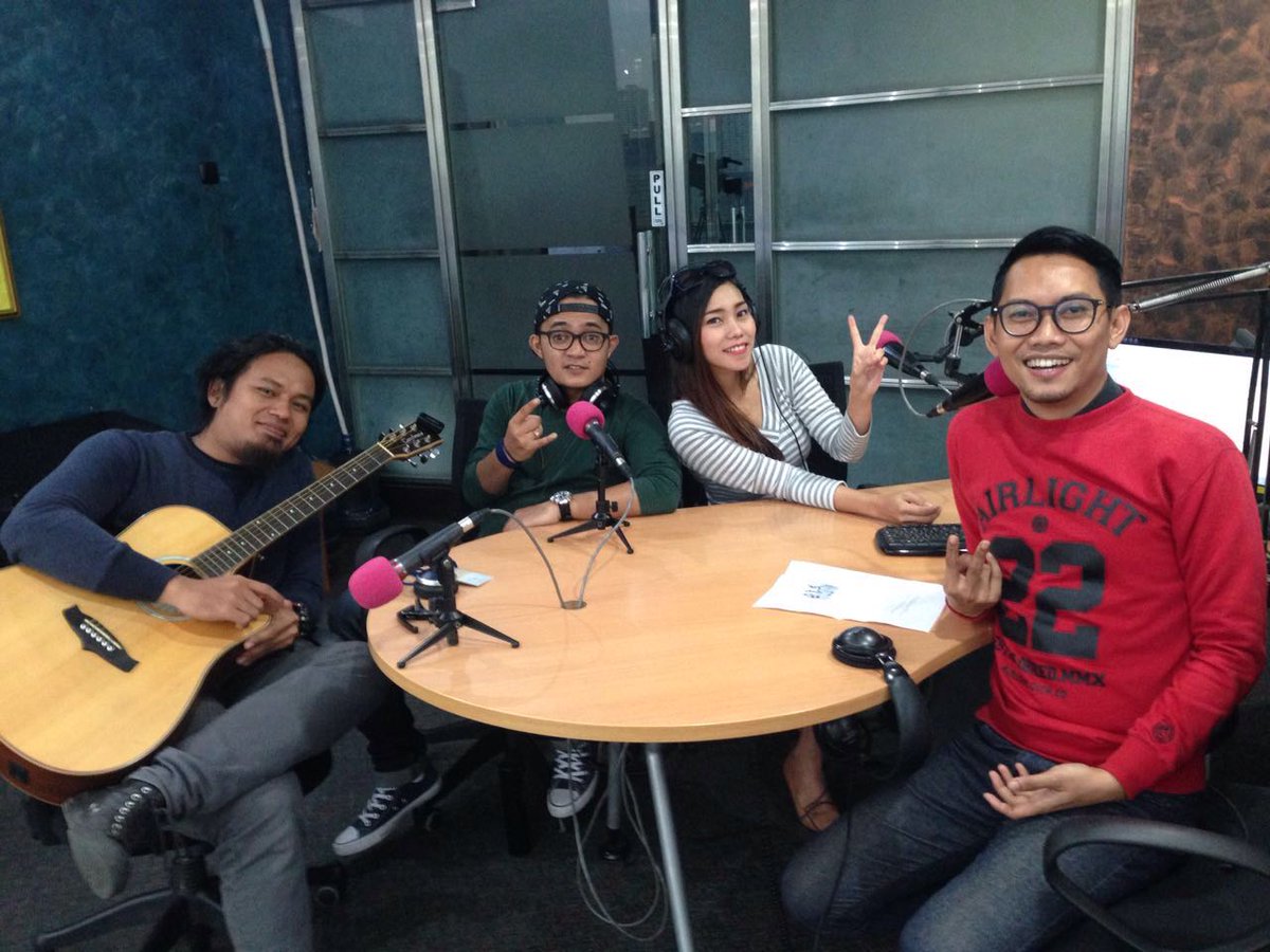 the_MISKA's tweet photo. Langsung aja dengerin Live Interview "Lupakan Kamu" @WomanRadio943FM w/ @triwidyatmoko #TheMiska #radiovisit https://t.co/KbyPVyZFdg