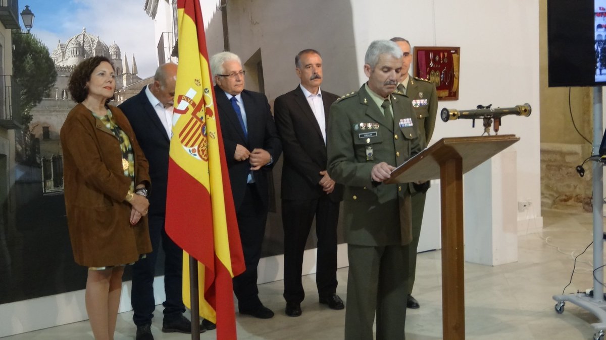 Nuestra subdirectora y el delegado @Defensagob inauguran la expo “Zamora y el Ejército”  @AytoZamora @zamoraciudad