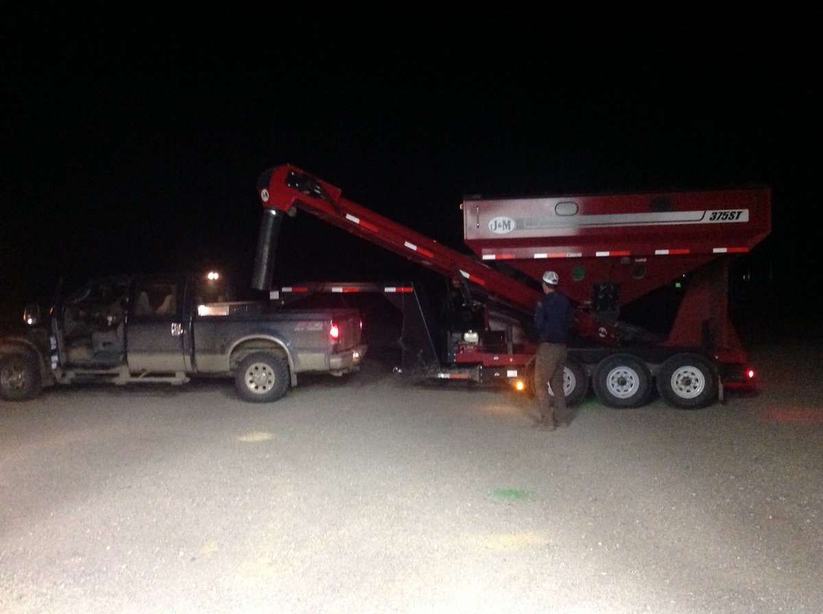 frederickseed's tweet photo. Gettin these guys loaded early this morning to finish @WyattSumption@Sumption_Tyler@DuPontPioneer #plant16 #P09T74R2 https://t.co/AOlJ1KadG1