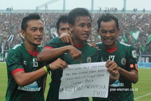 JIKA SEPAK BOLA LEBIH MAHAL DARI PADA NYAWA MAKA KAMI LEBIH MEMILIH HIDUP TANPA SEPAK BOLA