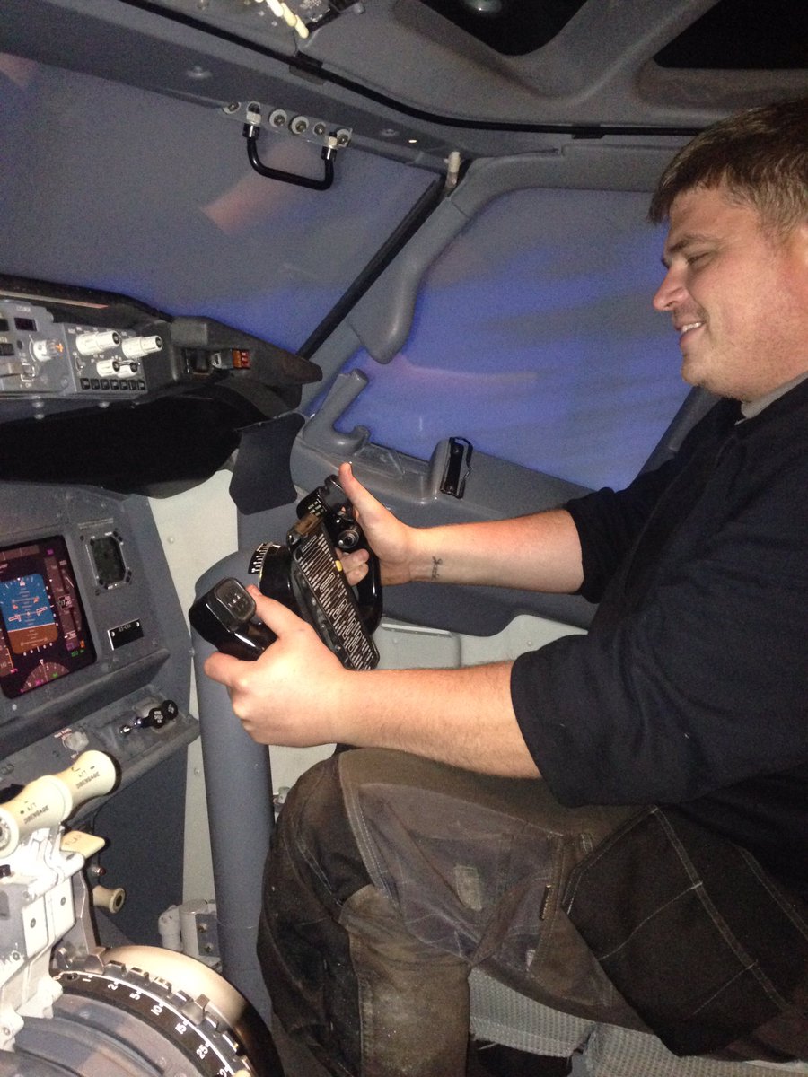 COMARFLUID's tweet image. Hydraulics on flight simulator fixed Now for full system test.Also a bit of fun #engineeringuk #boostbritain #ukmfg