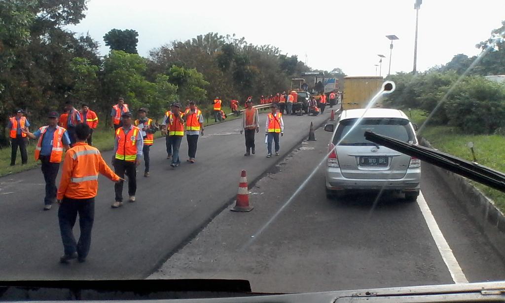 yupewepe's tweet photo. @PRFMnews iyah, mungkin lg anyang2an tepatnya | Yg dibenerin cuma sejauh 3 bis dijejerin.. Pasukannya sbandungeun.. https://t.co/eQF2tBYt2l