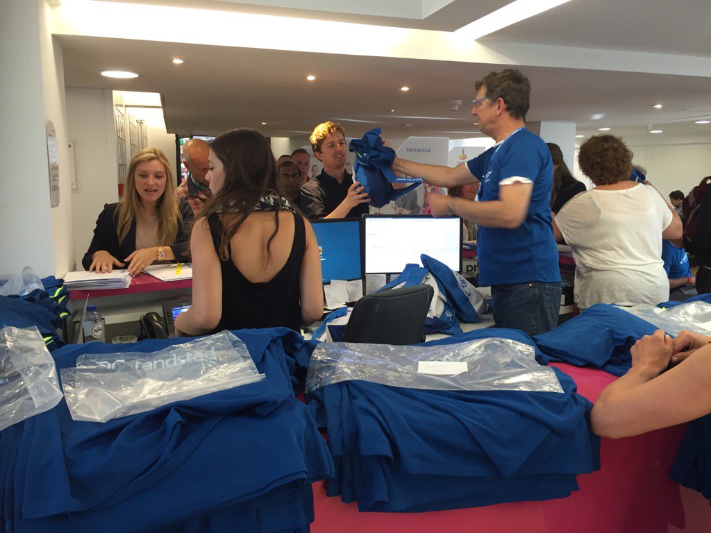 RobvHRGN's tweet photo. Het uitgiftepunt van de shirts aan de deelnemers van de #pluspower van @RandstadNL is al druk! https://t.co/18ZswfSygH
