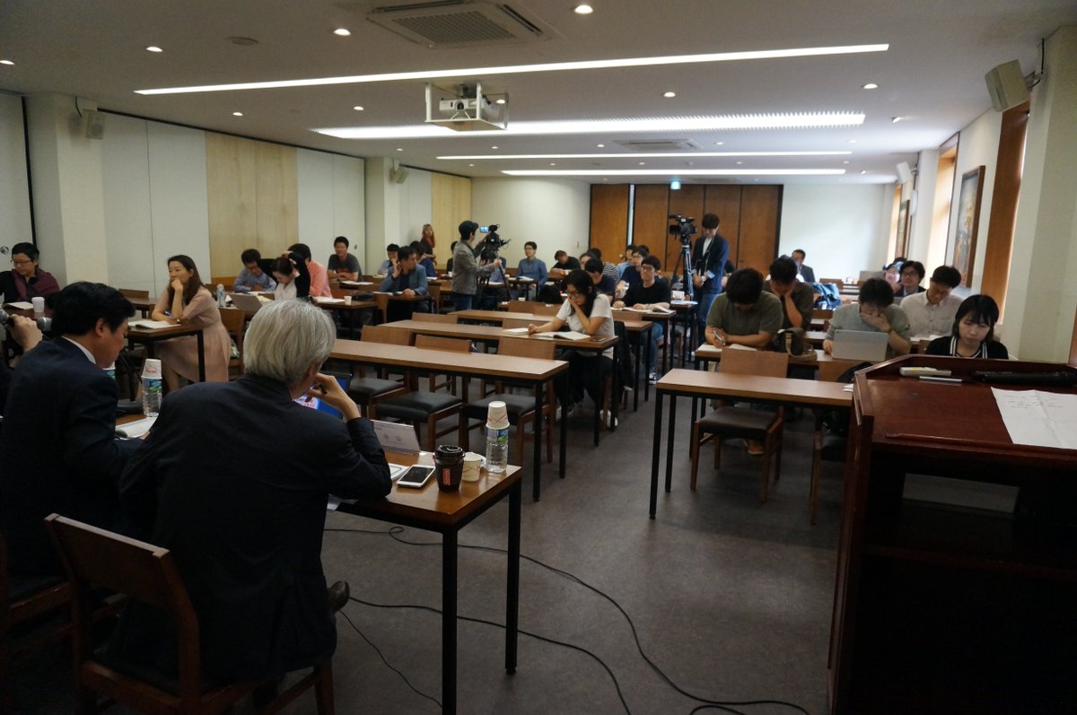 정치경제연구소 대안 창립기념 심포지엄 프란치스코 교육회관에서 진행되고 있습니다.