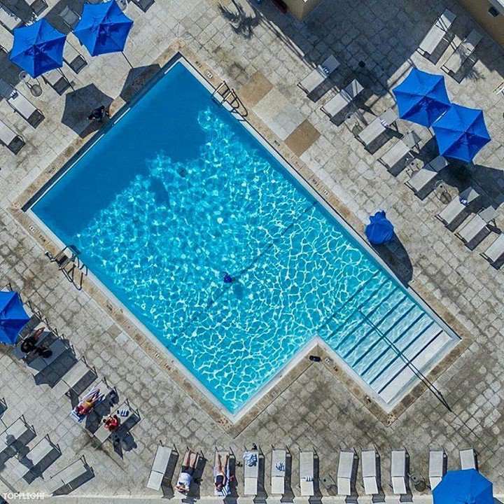qualitydrones's tweet photo. Img by IG @dronepedia.xyz Life is better at the pool... #Hilton #HiltonDowntown #Miami #DowntownMiami #TopFlightEnt… https://t.co/hB1jiKrA65