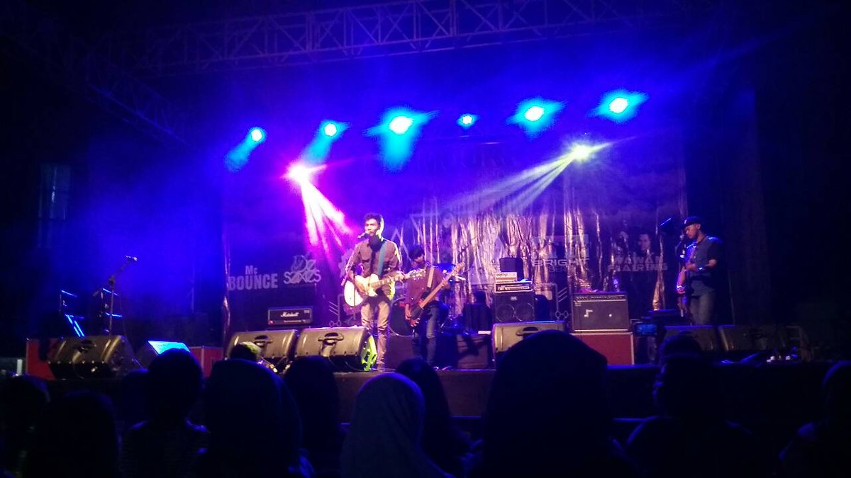 glamours_4's tweet photo. Selamat sore guys. Nih Band dari Friend is Dead manggung diacara GLAMOURS loh😄😄 https://t.co/jeP4i84BQj