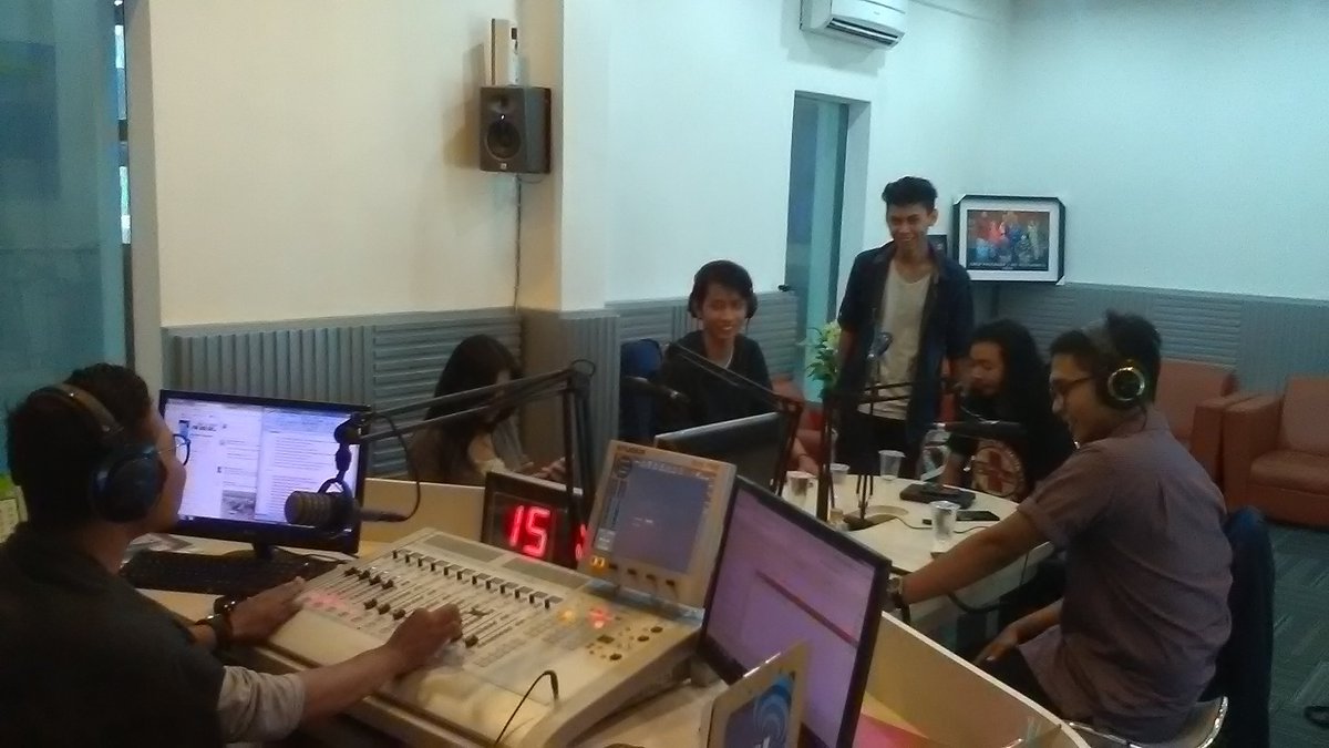 RRIPro2Jogja's tweet photo. Live Interview w/ @jogjavoiceunited &amp; @helmiyunan. Cek keseruan siang ini di 102,5 FM https://t.co/KIVjxOt6cM