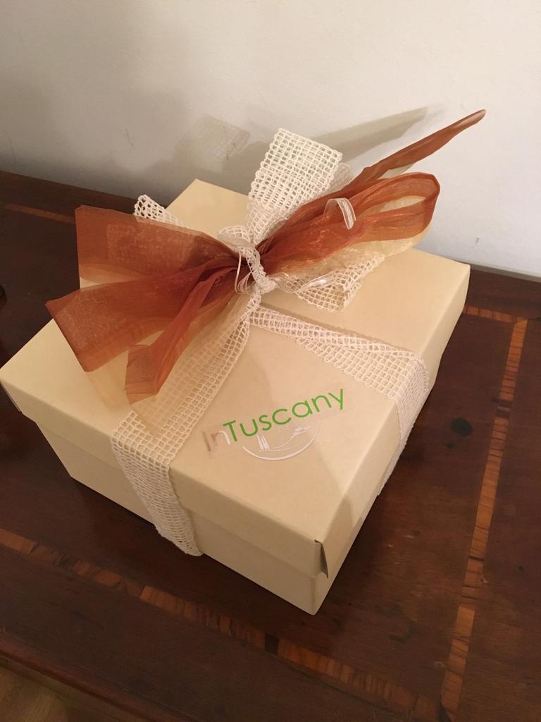 InTuscanyLuxury's tweet photo. La nostra "gift box" con tanti buoni prodotti toscani dentro  #box #gift #Tuscany @bestvillarental @Tuscany_World https://t.co/R8hFVmpuc0