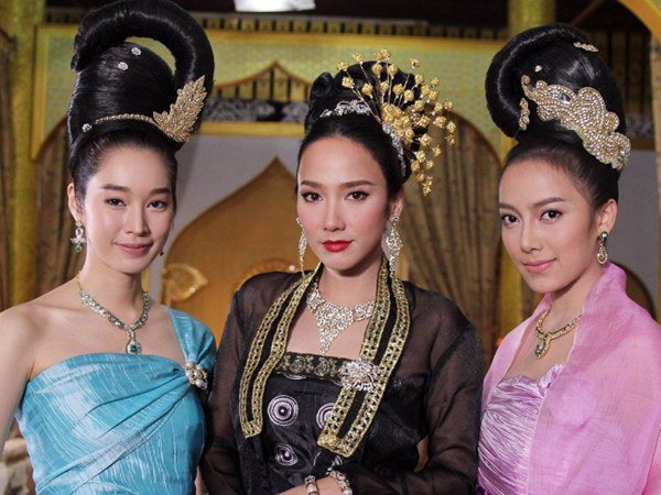 สวยประหาร!! อั้ม ฆ่าตายหมด ประกบรุ่นลูก ฐิสา เปรี้ยว เทียบความปังไม่ติด ใน #เพลิงพระนาง dara.truelife.com/detail/162238