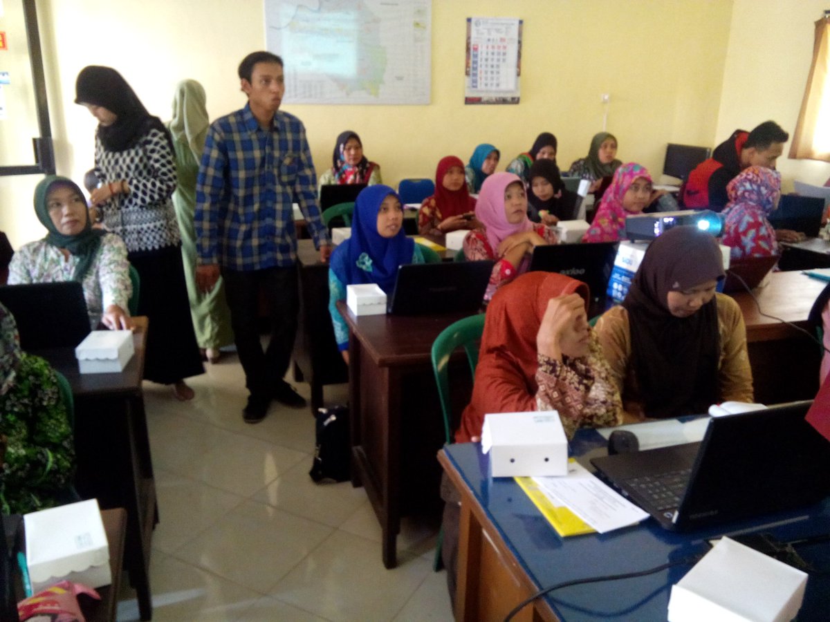 Pelatihan IT aplikasi Dawis di ikuti 29 Desa  Kec Gayam &amp; Ngasem di  Ruang Pertemuan Kec Gayam tgl 25 Mei 2016