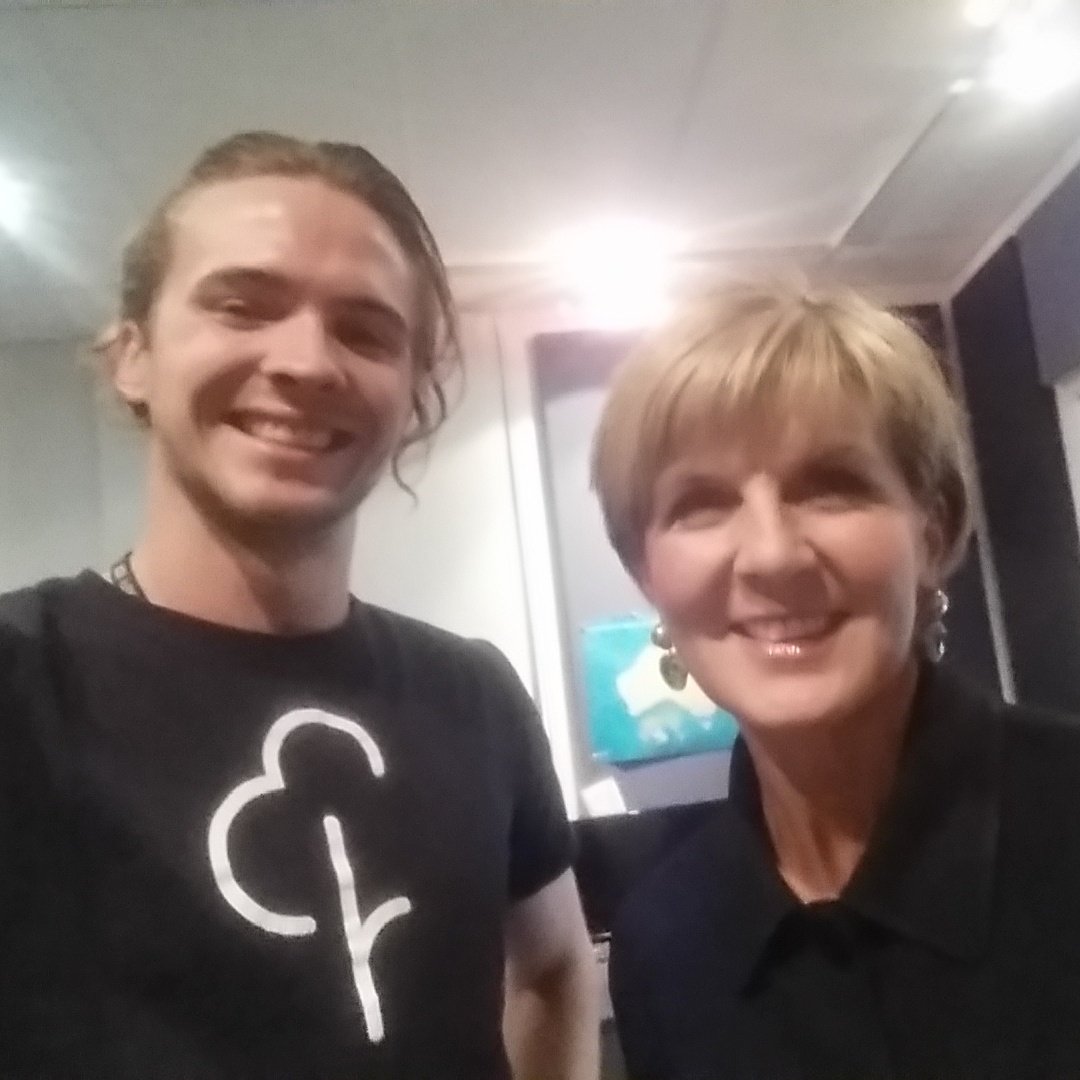 The Hon @JulieBishopMP was in the <a href="/abcsunshine/">ellie_e</a> Coast building, got a selfie with the Minister for Emojis herself.