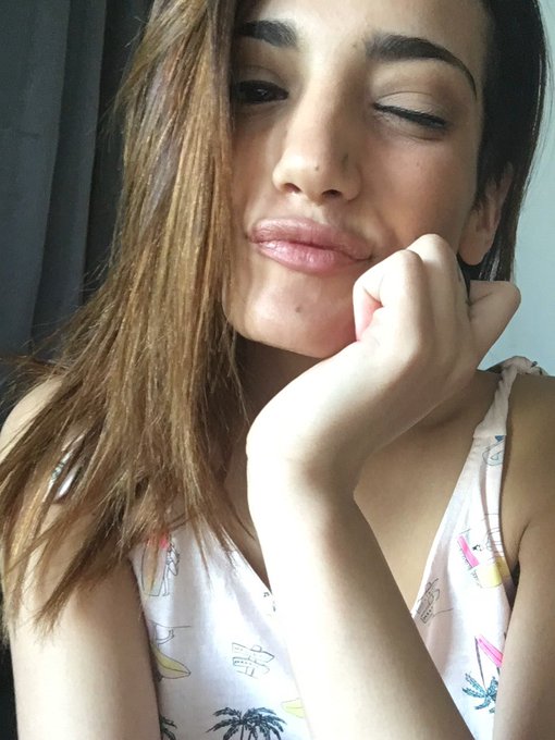 At home ? https://t.co/8h5Kh9YvhZ
