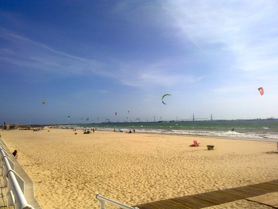 #valdelagrana ayer llena de cometas :) #FelizMiercoles #kitesurf #surf #cádiz <a href="/andaluciaparais/">andaluciaparaiso ❤</a>