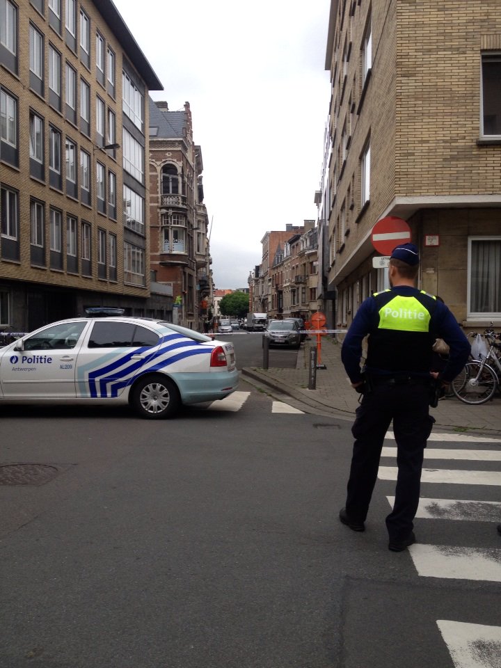 Tussenkomst BBT in Peter Benoitstraat na homejacking. #atvnieuws 12u30