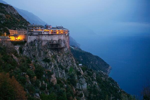 Paisajes_Es's tweet photo. Monasterio de Simonopetra (Grecia). https://t.co/IpT8A5Cy9B