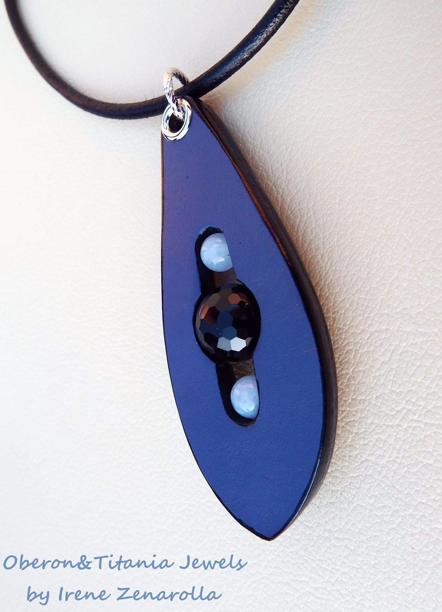 Pendant THE BLACK QUEEN
Leather and real stones handmade jewels
#Oberon&amp;Titania Jewels
m.facebook.com/Oberon-Titania…