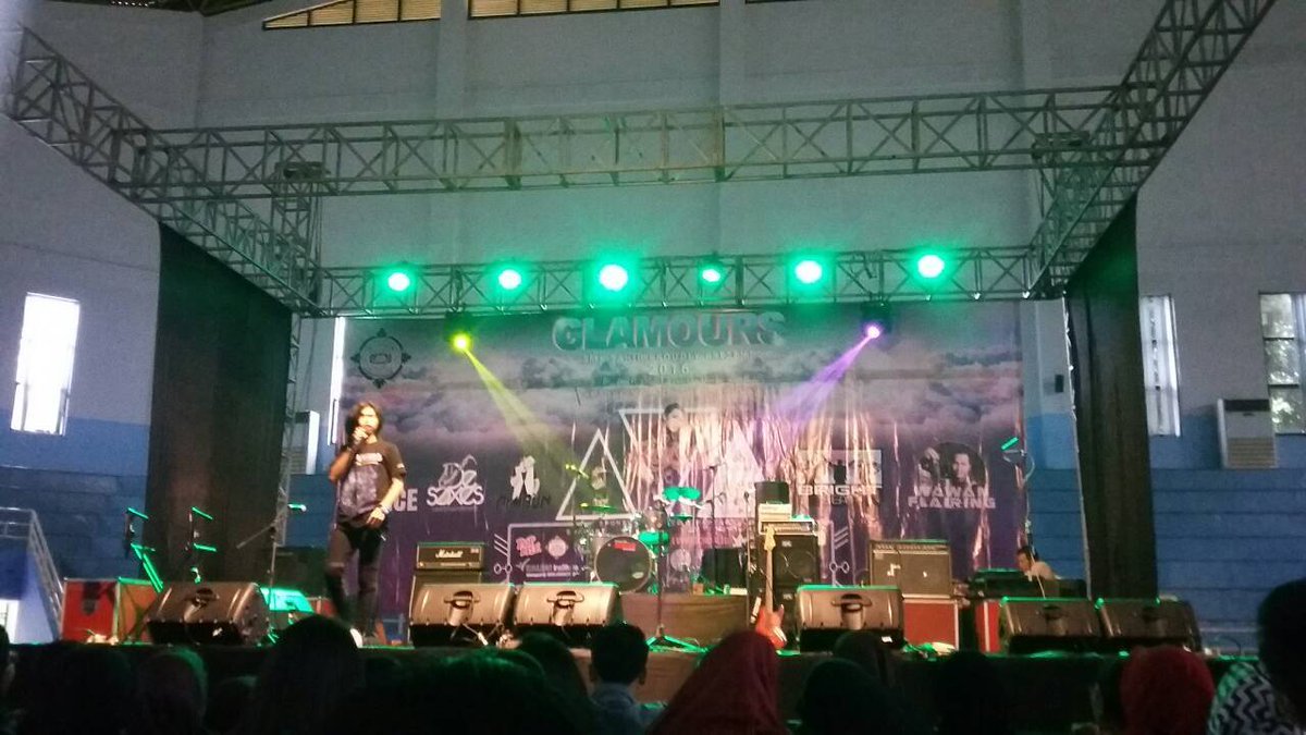 glamours_4's tweet photo. Ini dia penampilan pertama dari Band Regist😄 https://t.co/KLlMMOUmBI