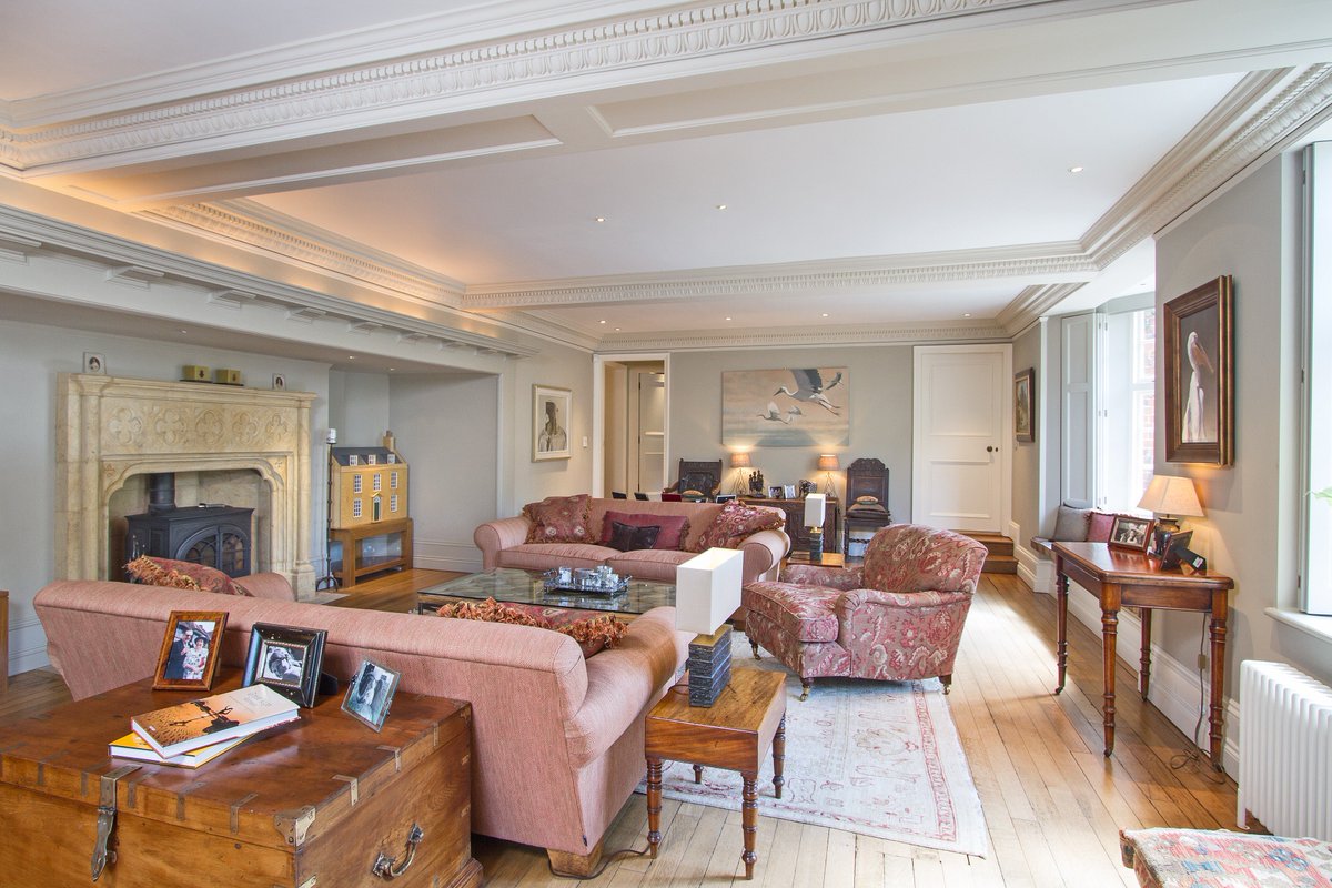 EdwardWelton's tweet photo. Launched in @Countrylifemag - stunning Surrey house @Cobham_Property @KFCountryHouses  https://t.co/ajAuZsz5Yd https://t.co/l8tw6lrd69