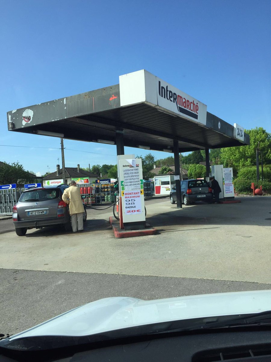 carpedorfishing's tweet photo. No #Que. here    Only €20 per car https://t.co/ojIkd1UgGp