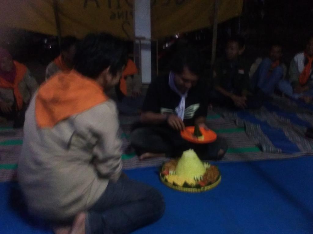 11. Dilanjutkan makan-makan oleh tamu undangan dan sedulur Geodipa. Selamat makan, semoga rejeki semakin baik :)