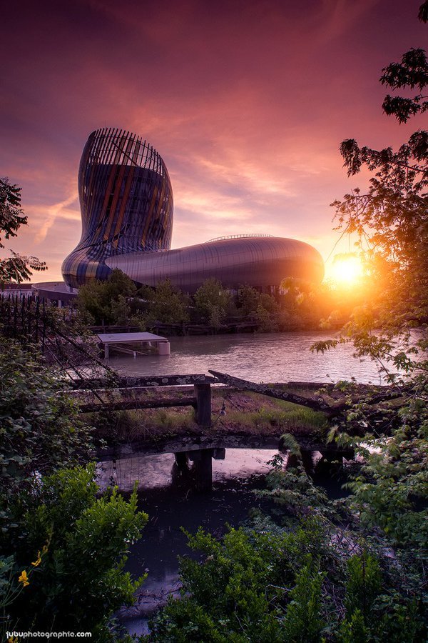 communes's tweet photo. Magnifique coucher de soleil sur la cité du vin à Bordeaux. Belle soirée à tous ! © @jubuphoto via @BordeauxTourism https://t.co/0O7P8pnejh