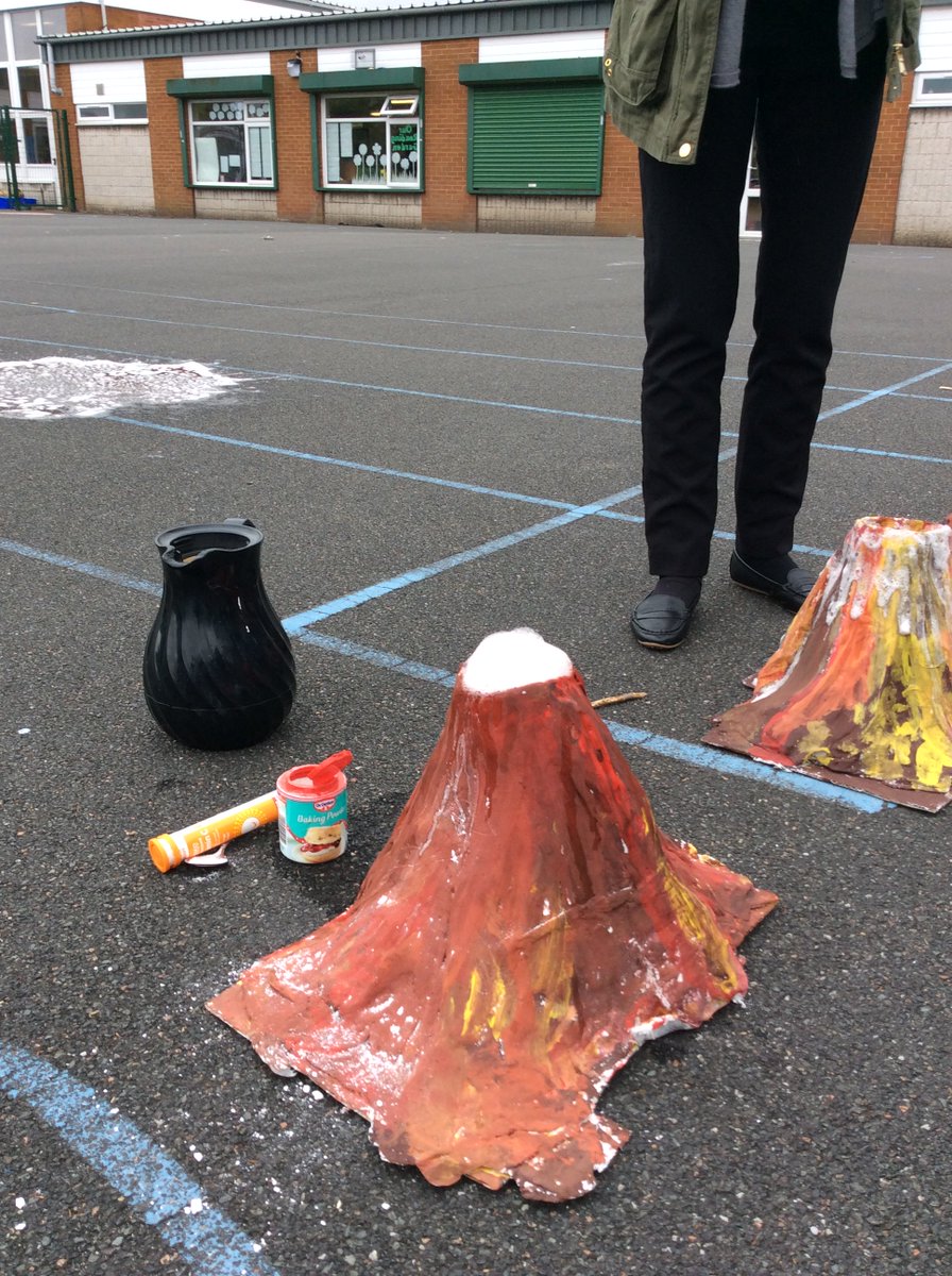 Year3F's tweet photo. Our volcanoes erupted! @Year3F @MrsRosefps  really understand how volcanoes erupt now @fazakprimary https://t.co/KpQZiAHMxN