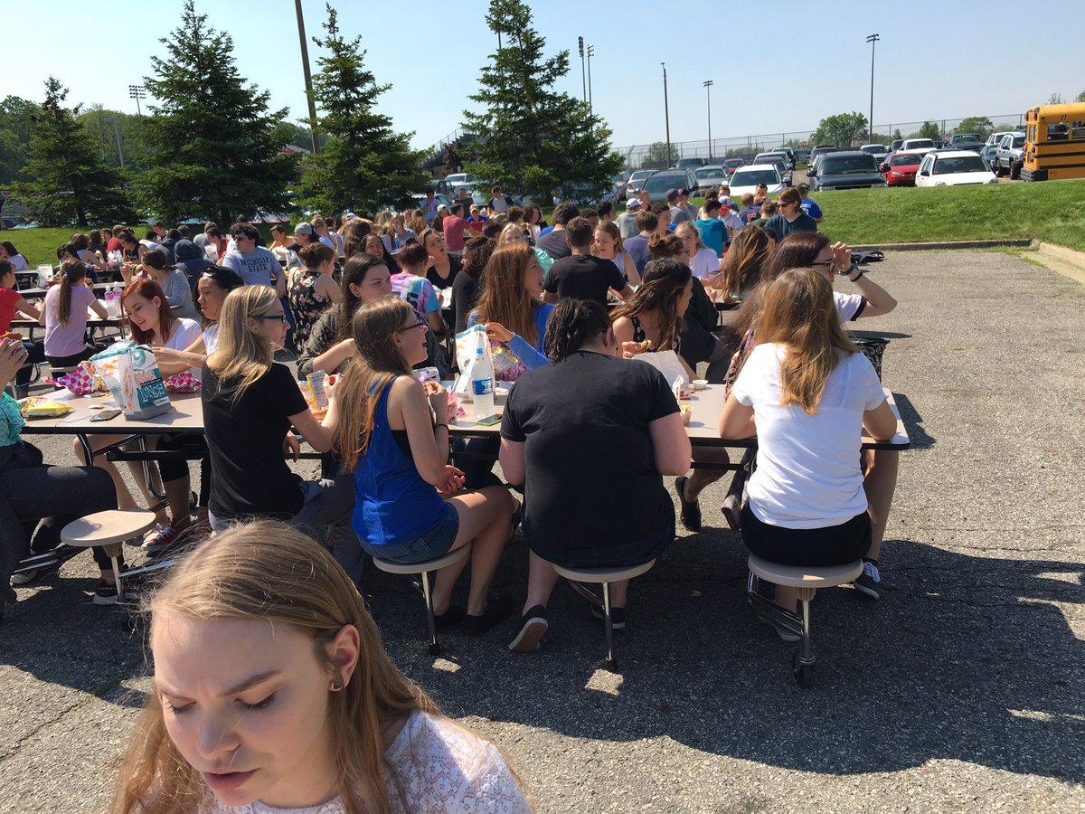 themasonprofile's tweet photo. Shout out to the yearbook staff for putting on picnic in the park!! @YearbookMason https://t.co/t432JpySEh