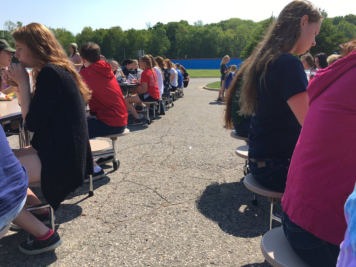themasonprofile's tweet photo. Shout out to the yearbook staff for putting on picnic in the park!! @YearbookMason https://t.co/t432JpySEh