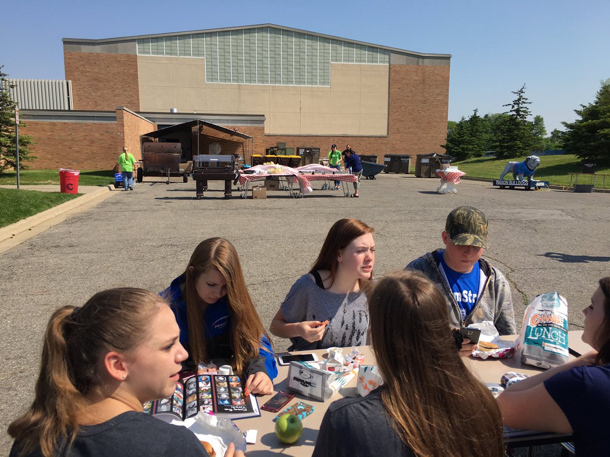 themasonprofile's tweet photo. Shout out to the yearbook staff for putting on picnic in the park!! @YearbookMason https://t.co/t432JpySEh