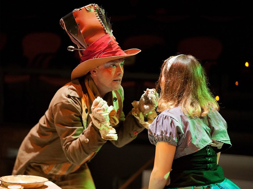 bcnmetropolitan's tweet photo. George Rexstrew reviews @EscapadeBCN's 'Alice In Wonderland' at @teatregaudi: https://t.co/Ou3XtJpInV. https://t.co/0HHpcN3ev4