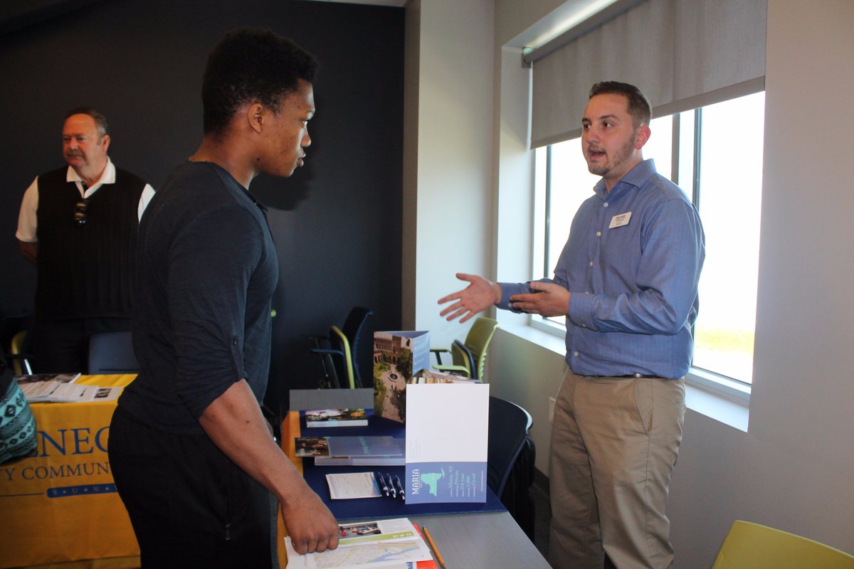 TechValleyHigh's tweet photo. Jr Markus Jones of @CoxAthSchools talks to @mariacollege rep during #CollegeCaravan stop #OpportunityKnocks https://t.co/iCQsoG7U0F