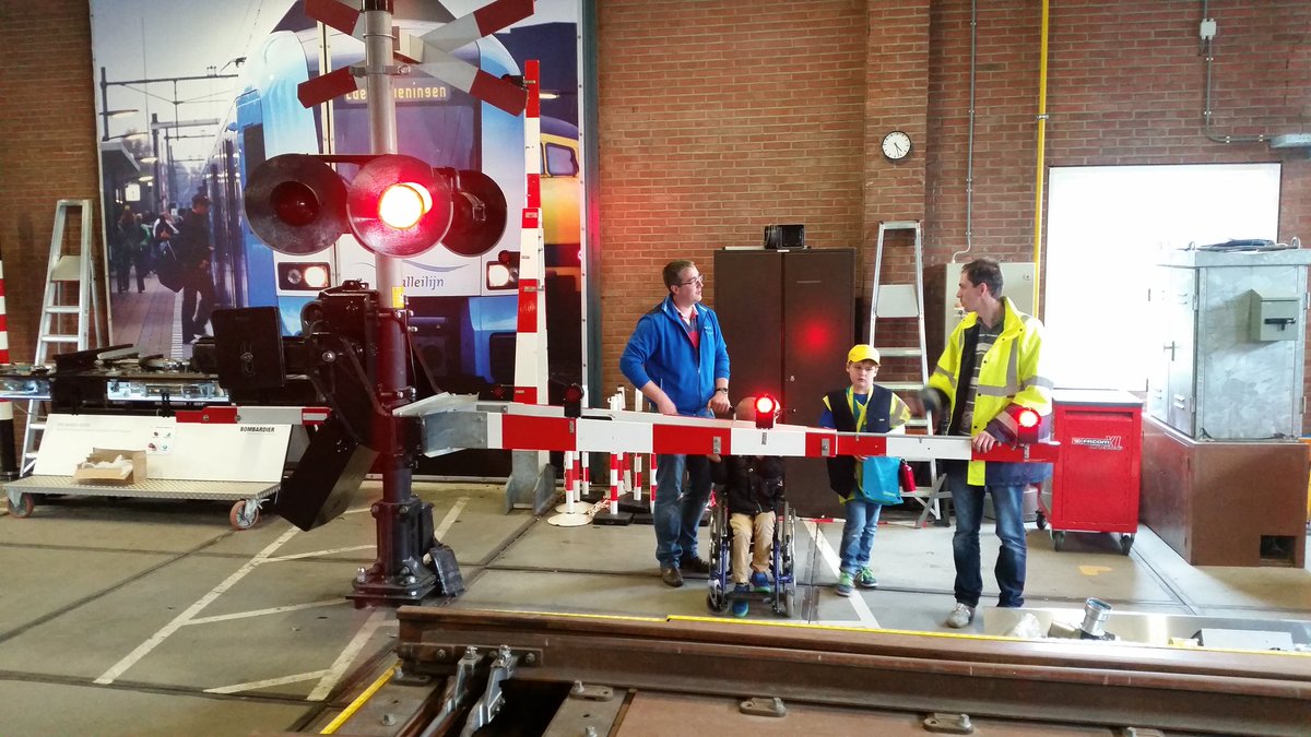 Gompiep's tweet photo. Overwegen bekijken en de EBO zelf bedienen op post Amf. @spoorwensdag @Railinfraopl #SWD16 https://t.co/fr5d66cD7G