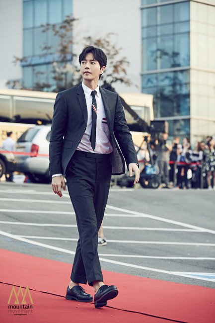 parkhaejinstar's tweet photo. [WM UPDATE] I've received such a great award! Am I a 패.피(fashion people) ? #2016AsiaModelAwards #AsiaStarAwards https://t.co/yW41MFOXYN