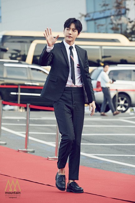 parkhaejinstar's tweet photo. [WM UPDATE] I've received such a great award! Am I a 패.피(fashion people) ? #2016AsiaModelAwards #AsiaStarAwards https://t.co/yW41MFOXYN