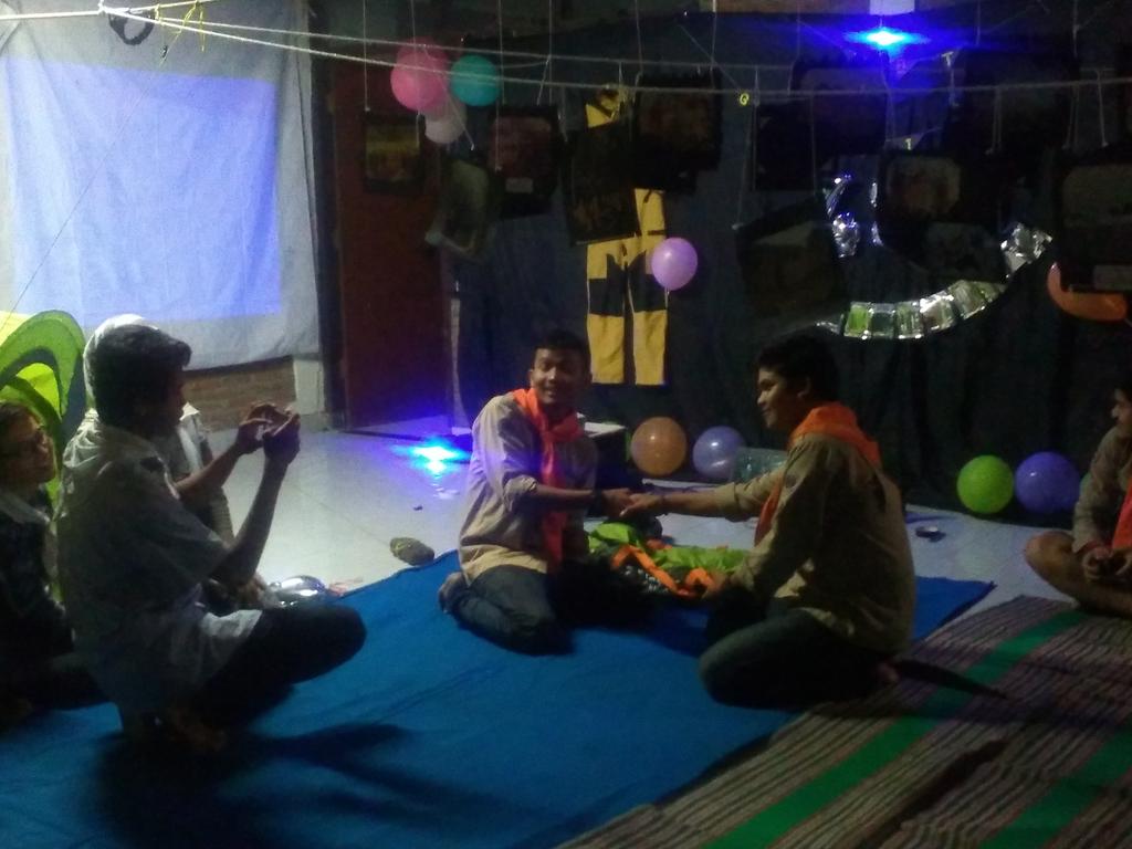 9. Pemberian simbolisasi hadiah oleh Ilham (GRK-XV/201) pada Ketua Geodipa (GPS-XVI/218) berupa dome baru. :"))