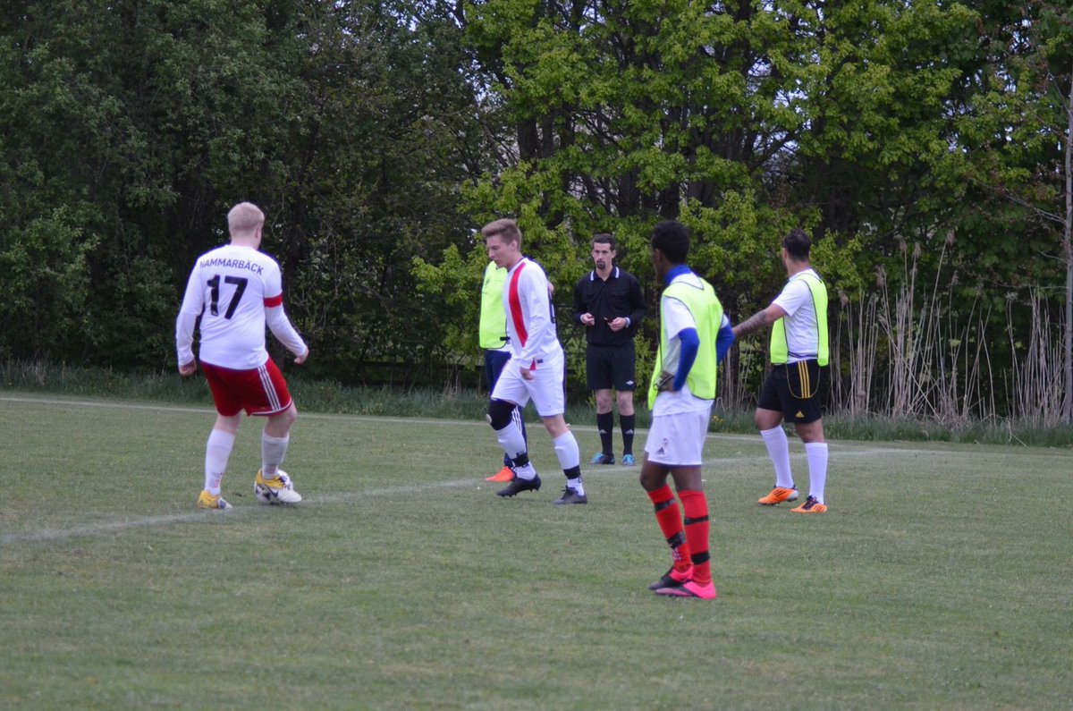 fredrikwiren's tweet photo. Tråkigt väder stoppar inte oss, ikväll krigar vi hem 3 poäng!! Djulö IP 20:00!! #halakfc https://t.co/0VKXvJcERg