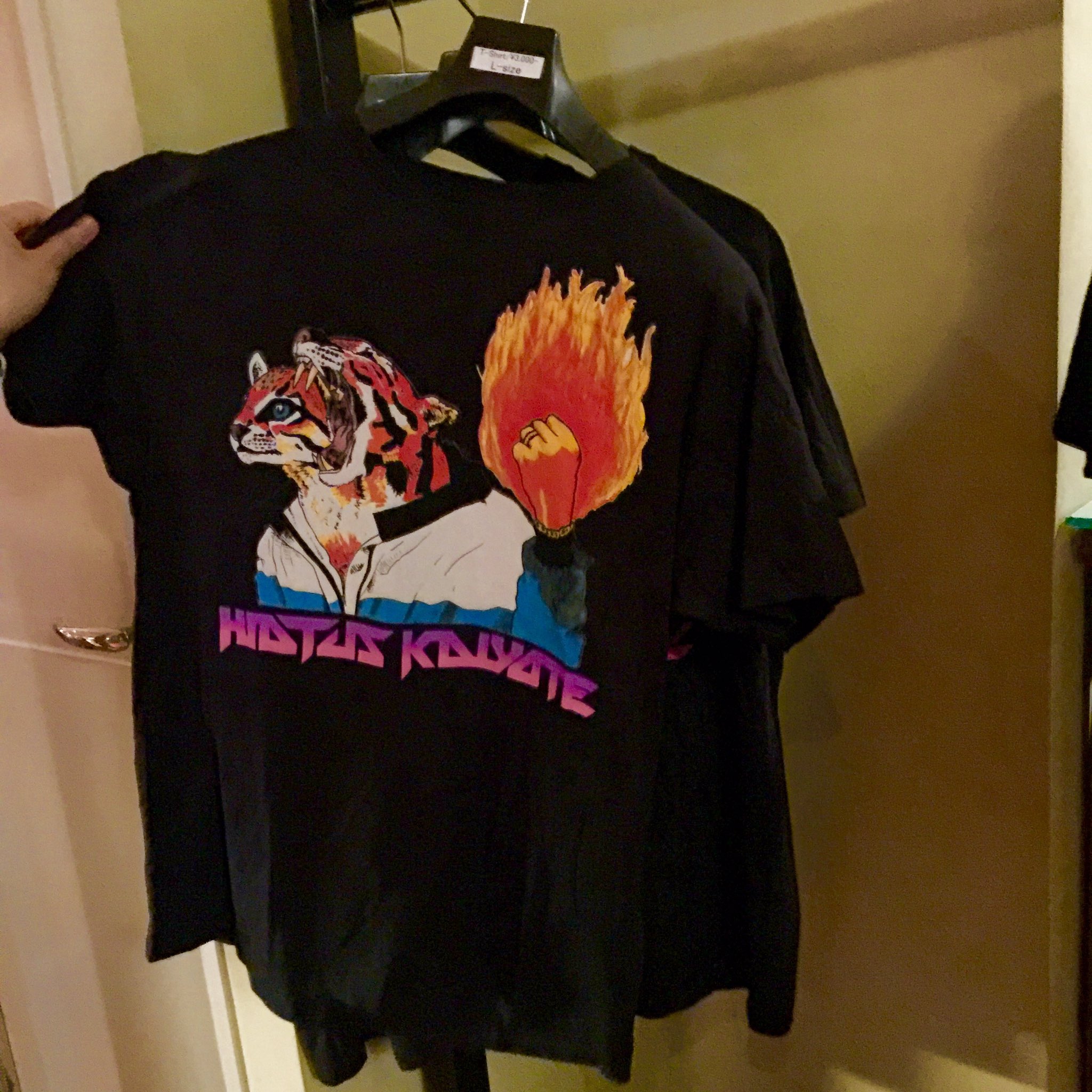 ソニーミュージック洋楽 ハイエイタス カイヨーテブルーノート東京公演が始まりました 物販ではcdを始め Tシャツやネックレス的なものなども売ってます 来られる方はお金少し多めに持って来てくださいね T Co Zuquzlfrzj Twitter