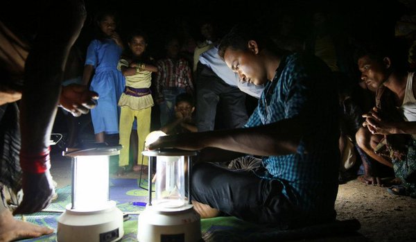 UNDP_India's tweet photo. Lighting a million homes in rural India, one step at a time with #SolarEnergy: https://t.co/oVFTVBIWDJ #renewables https://t.co/JOsUGNO73k