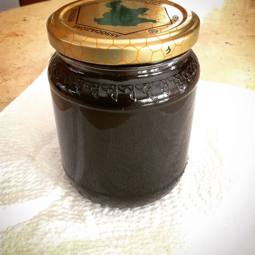 Tè di lombrico... ottimo per le mie aromatiche! Bravi lombrichetti miei compostate!