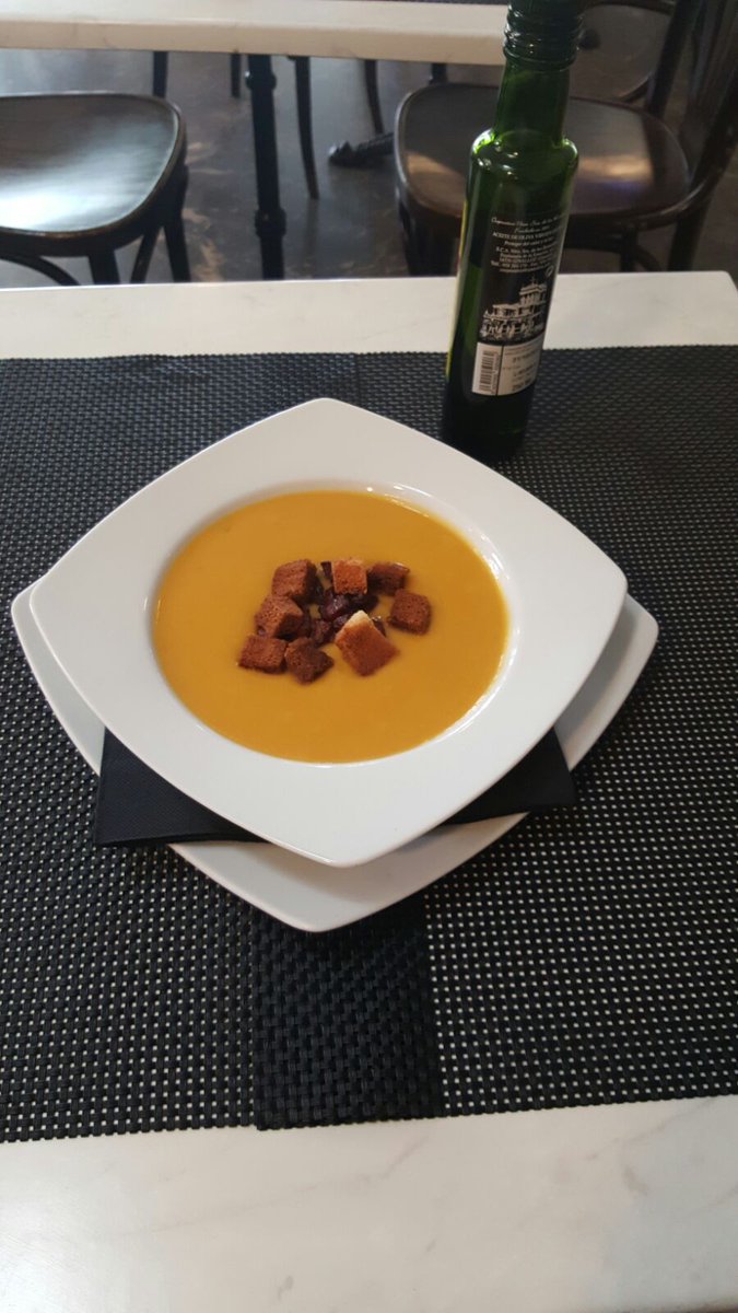 ZeppelinTorre's tweet photo. Estos son nuestros riquísimos platos del día.
-Crema de calabaza.
-Dorada a la plancha.
-Costillas al horno. https://t.co/59OUTbzETt