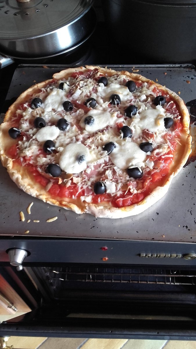 LucieNFurter's tweet photo. Homemade pizza time o/ https://t.co/D3wdeeLQXU