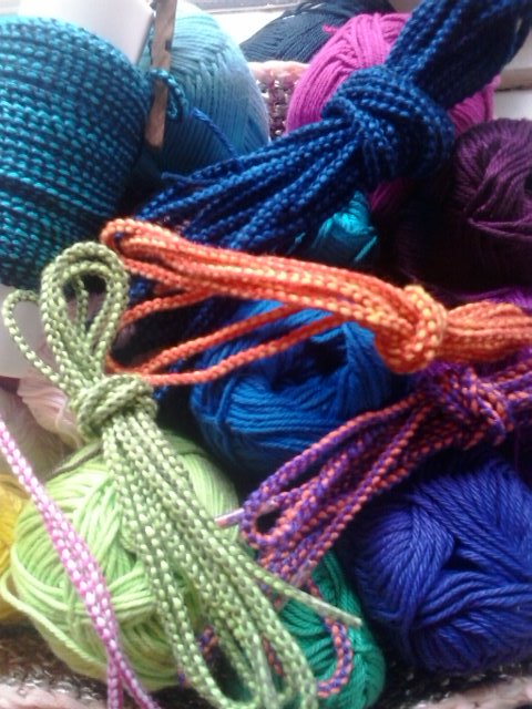 Sandraadje1's tweet photo. Vingerhaken als voorbereiding voor #wolfeest #Balloo #maakjeeigenveters De mijne zijn klaar :-) https://t.co/RRHGnFI5Tu