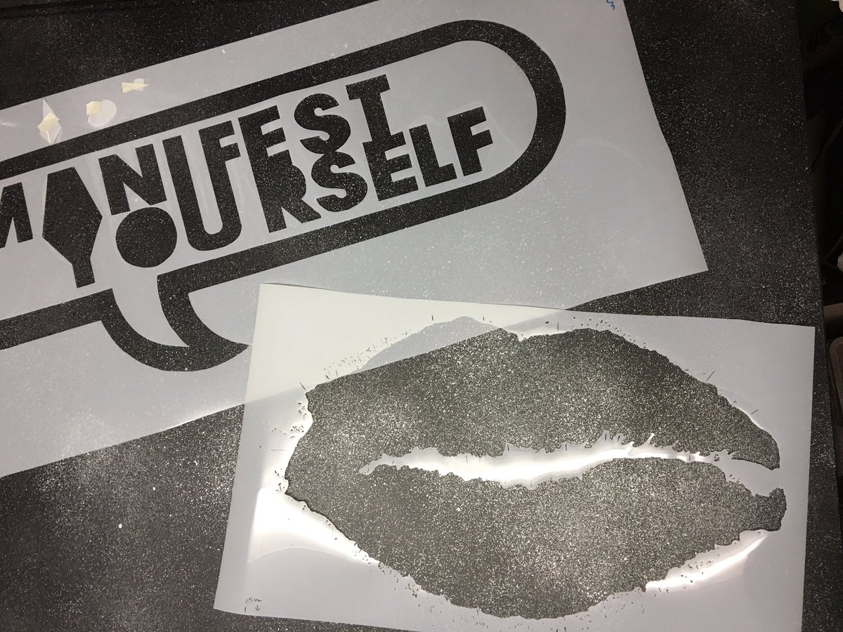 MicArt63's tweet photo. The next #kiss I got from a #wonderful #VIP! #Merry #kissmas #popart #art #airbrush #manifest #yourself https://t.co/QS1AkKKy3B
