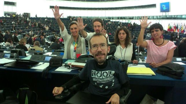 TeresaRodr_'s tweet photo. 5 nuevos eurodiputados de los que todo el mundo hablaba, no nos parecíamos a ellos ni en los andares #2AñosEnEuropa https://t.co/CWa3uhSKG3
