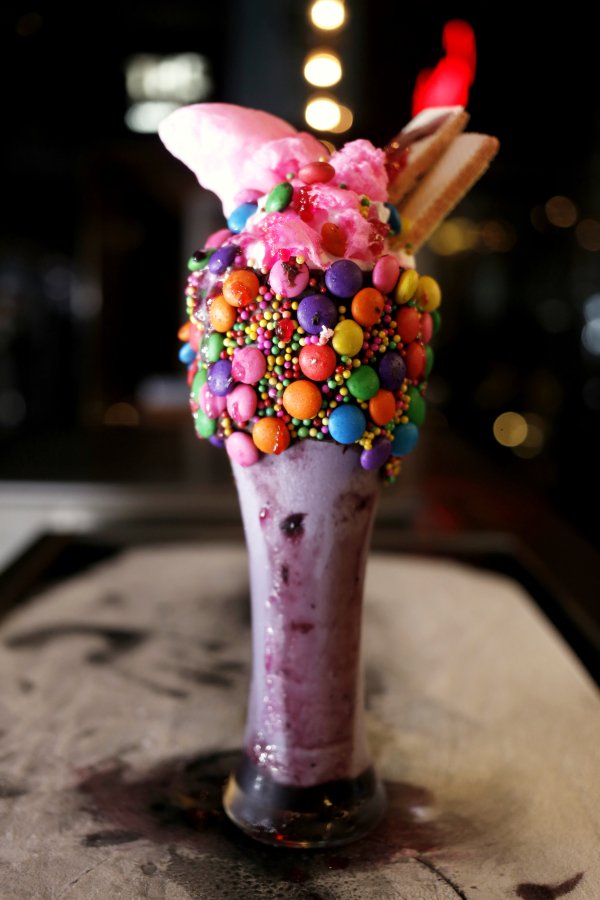 thepark_kol's tweet photo. Presenting INSANE SHAKES at #TheStreet @thepark_kol 
It's the best way to beat the heat! #parkstreet #foodies https://t.co/MWIEPPAanP