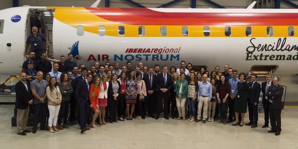 elenabastidasb's tweet photo. Con los trabajadores de @AirNostrumLAM tras visitar las instalaciones junto a @marianorajoy #AhoraMasQueNunca https://t.co/gIwhTobDT7